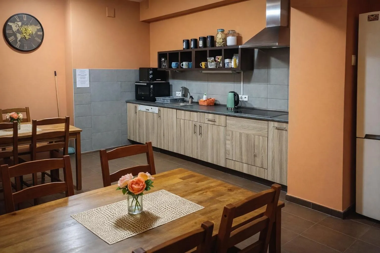 Wspólna kuchnia i salon z telewizorem