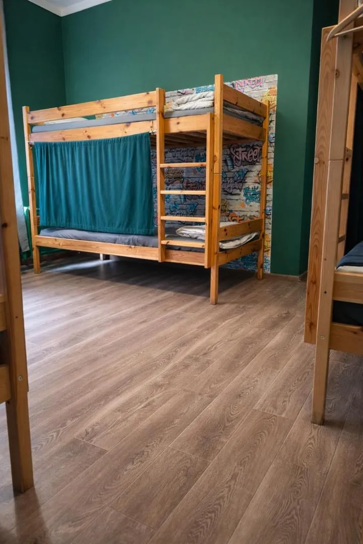 Łóżko pojedyncze w koedukacyjnym pokoju wieloosobowym